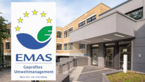 Kollage: Foto eines Bürogebäudes, über das links das EMAS-Logo gelegt ist mit Text „EMAS geprüftes Umweltmanagement Reg. No. DE-110-00044“