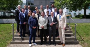 Gruppenfoto der Mitglieder des IT-Standardisierungsboars; Außenaufnahme, Sonne