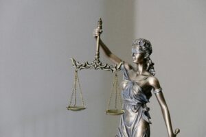 Justizia-Skulptur aus Metall