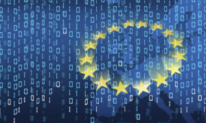 Symbolbild: Blauer Hintergrund, davor Binärcode-Zahlenreihen und ein Ring aus gelben Sternen (EU-Flagge)