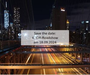 Leere nächtliche Straße, darüber Schriftbanner mit dem Termin der nächsten IDA-Roadshow.