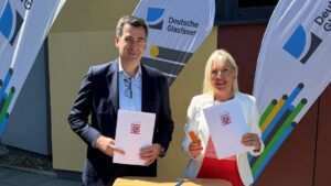 Hessens Digitalministerin Kristina Sinemus mit Andreas Pfisterer, CEO der Deutschen Glasfaser,