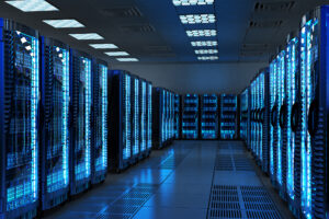 Rechenzentrum von innen, Blick in eine Gasse mit blau beleuchteten Server-Racks.