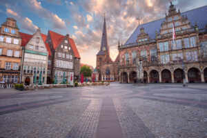 Historischer Marktplatz und Rathaus mit Stufengiebel in Bremen.