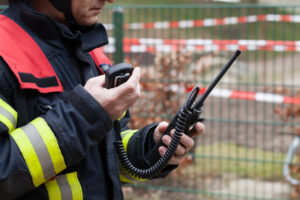 Feuerwehrmann mit Walkitalki