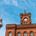Berliner Rathaus, daneben der Fernsehturm