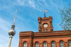Berliner Rathaus, daneben der Fernsehturm