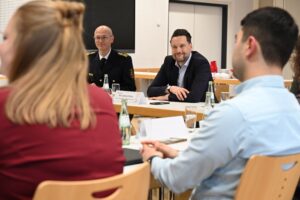 Innenstaatsekretär Stich bei seinem Besuch an der Uni Koblenz.