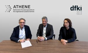 Michael Waidner, CEO von ATHENE; Antonio Krüger, CEO des DFKI und Mira Mezini, Direktoriumsmitglied von ATHENE nebeneinander an einem Tisch.