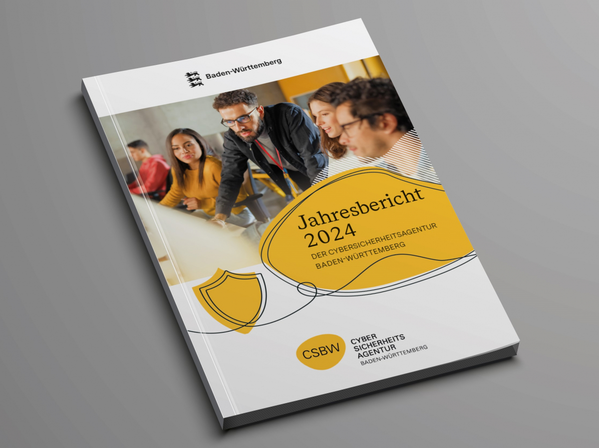 Printausgabe des CSBW-Jahresberichts 2024, schräg auf einer grauen Fläche liegend.