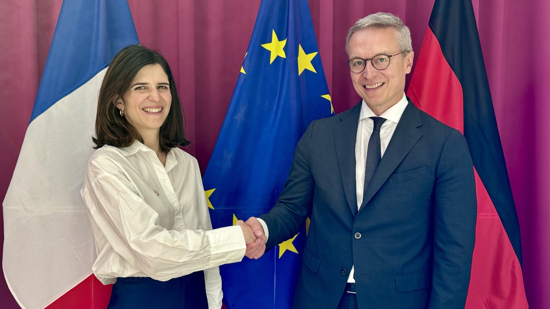 Bundesdigitalminister Karsten Wildberger und die französische Digitalministerin Clara Chappaz schütteln sich demonstrativ die Hand.