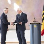 Dr. Karsten Wildberger erhält seine Ernennungsurkunde von Bundespräsident Frank-Walter Steinmeier, am rechten Bildrand steht Bundeskanzler Friedrich Merz.