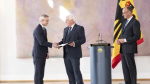 Dr. Karsten Wildberger erhält seine Ernennungsurkunde von Bundespräsident Frank-Walter Steinmeier, am rechten Bildrand steht Bundeskanzler Friedrich Merz.