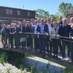 Gruppenfoto der Mitglieder des IT-Planungsrats auf einer kleinen Brücke stehend.