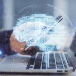 Laptop Hologramm mit Gehirn davor