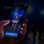 Hand hält ein Smartphone mit dem Logo der Blaulichtschule.