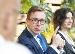 Staatssekretär Philipp Amthor (CDU) stellte Modernisierungsideen des BMDS vor (Foto: Wegweiser Media & Conferences GmbH / Simone M. Neumann)