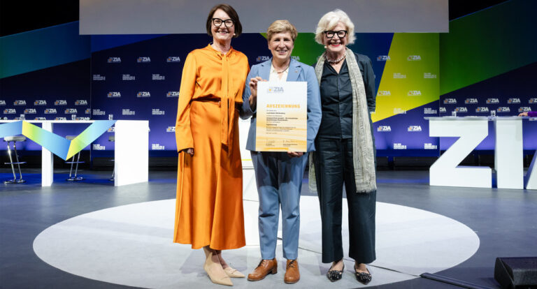 ZIA-Präsidentin Iris Schöberl, Ministerin Nicole Razavi und die Juryvorsitzende Barbara Ettinger-Brinckmann bei der ZIA-Preisvergabe.