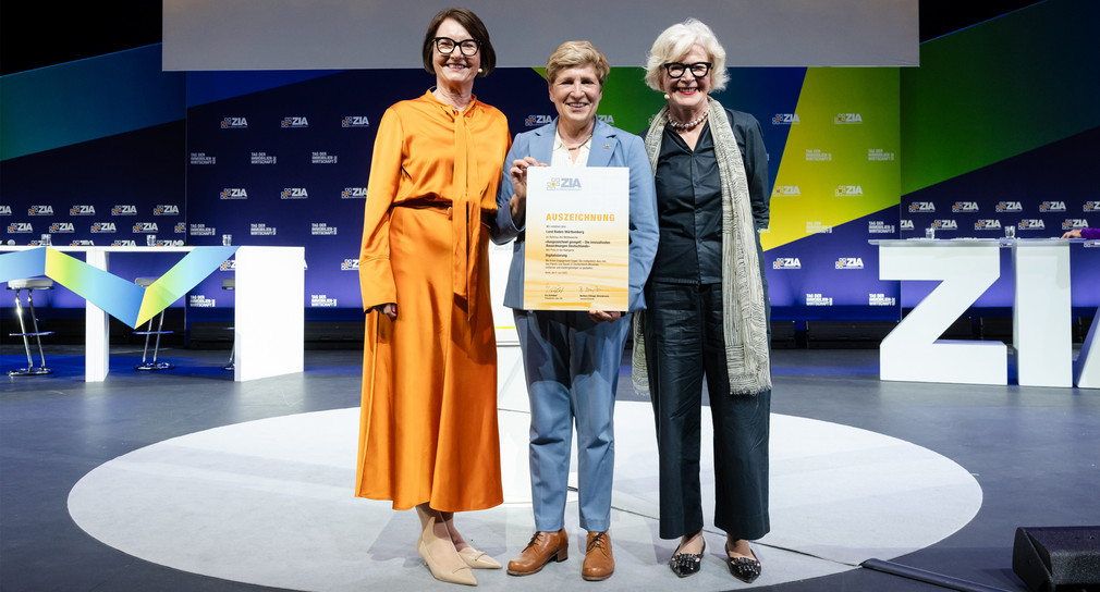 ZIA-Präsidentin Iris Schöberl, Ministerin Nicole Razavi und die Juryvorsitzende Barbara Ettinger-Brinckmann bei der ZIA-Preisvergabe.
