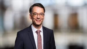 Porträtfoto von Hessens Justizminister Christian Heinz.