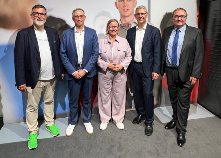 Personengruppe in Smart Casual-Kleidung hat sich zum Fototermin nebeneinander gestellt.