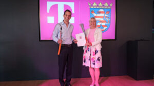 Kristina Sinemus und Rodrigo Francisco Diehl auf einer magentafarbig ausgeleuchteten Bühne.