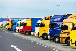 Eine Reihe von Lkws, die an einer Autobahnraststätte parken