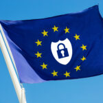 EU-Flagge mit einmontiertem Schloss-Icon.