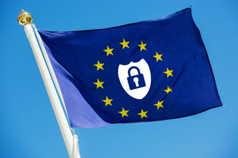 EU-Flagge mit einmontiertem Schloss-Icon.