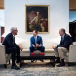 Ingo Behnel, Alexander Pröll und Dr. Markus Richter sitzen auf Sesseln zusammen und unterhalten sich.