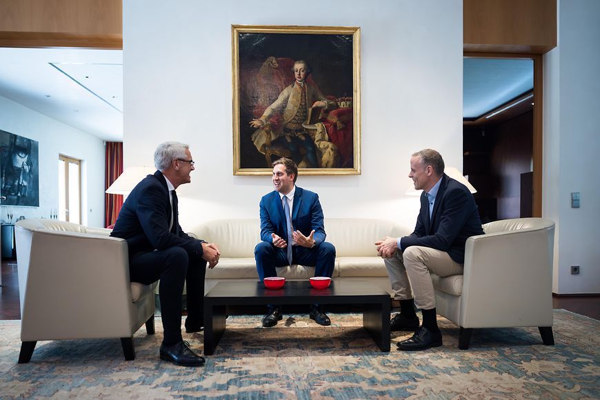 Ingo Behnel, Alexander Pröll und Dr. Markus Richter sitzen auf Sesseln zusammen und unterhalten sich.