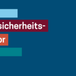 Covergrafik des Cybersicherheitsmonitors 2025, blauer Hintergrund mit fünf verschiedenfarbigen, horizontalen Balken.