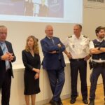 Bildtermin anlässlich der App-Präsentation: Professor Jörg Roche, Vizepräsidentin Francesca Biagini, Innenminister Herrmann sowie Beamte der Polizei München.