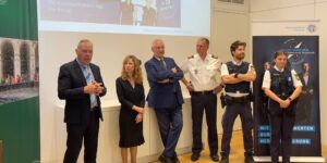 Bildtermin anlässlich der App-Präsentation: Professor Jörg Roche, Vizepräsidentin Francesca Biagini, Innenminister Herrmann sowie Beamte der Polizei München.