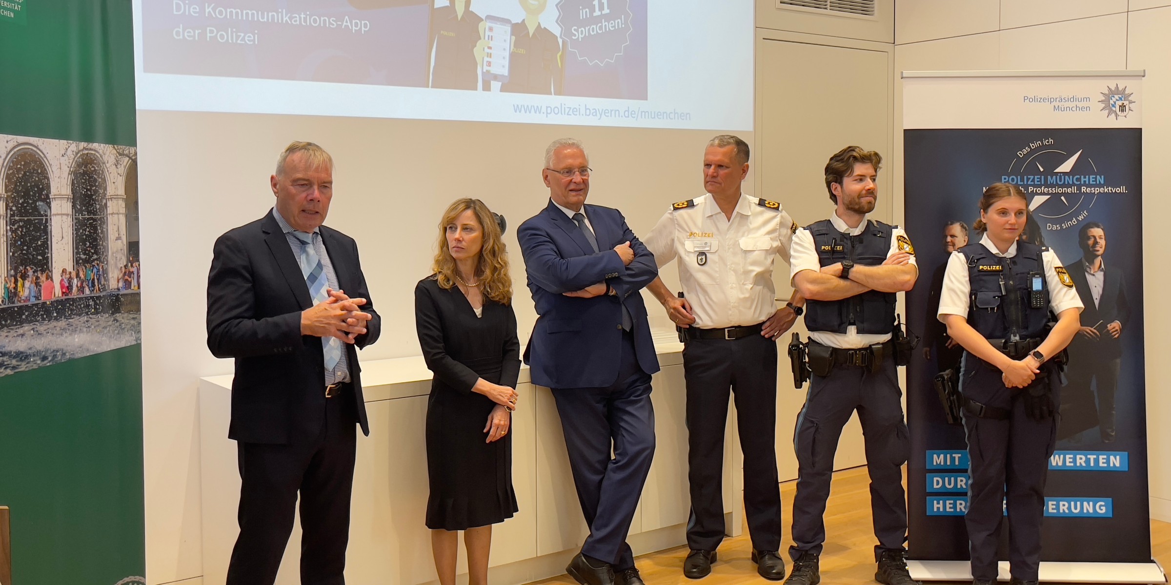 Bildtermin anlässlich der App-Präsentation: Professor Jörg Roche, Vizepräsidentin Francesca Biagini, Innenminister Herrmann sowie Beamte der Polizei München.