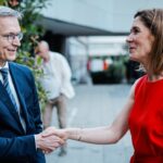 Handshake zwischen Digitalminister Wildberger und D21-CEO Müller.
