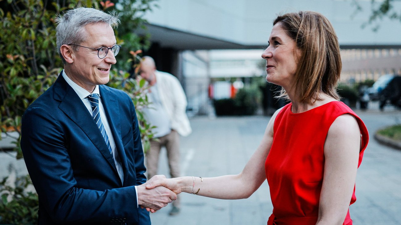 Handshake zwischen Digitalminister Wildberger und D21-CEO Müller.