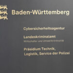 Gemeinsames Türschild von CSBW, LKA und Polizei.
