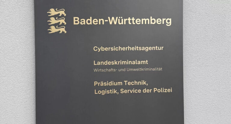 Gemeinsames Türschild von CSBW, LKA und Polizei.