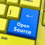 Nahaufnahme der return-Taste eines Computer-Keyboards mit der Aufschrift "Open-Source".