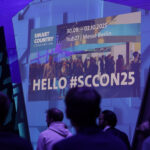 Auf einer Leinwand ist der Schriftzug Hallo SCCON 2025 zu sehen
