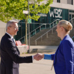 Wildberger und Schall geben sich die Hand