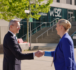 Wildberger und Schall geben sich die Hand