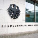 Eingangsbereich des Bundesministeriums des Innern mit Bundesadler