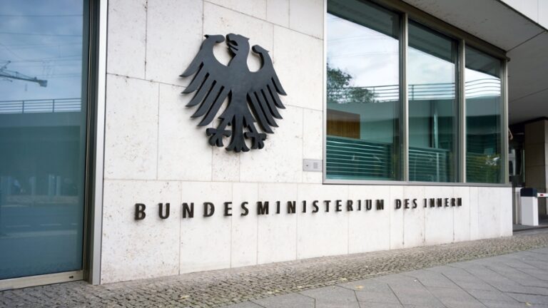 Eingangsbereich des Bundesministeriums des Innern mit Bundesadler