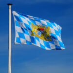 Bayerische Flagge weht im Wind