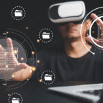 Bildmontage: Mann mit VR-Brille berührt die vor ihm eingeblendeten "Datei"-Icons.