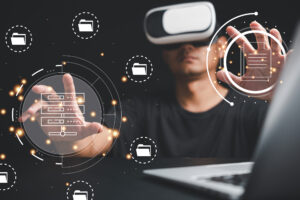 Bildmontage: Mann mit VR-Brille berührt die vor ihm eingeblendeten "Datei"-Icons.
