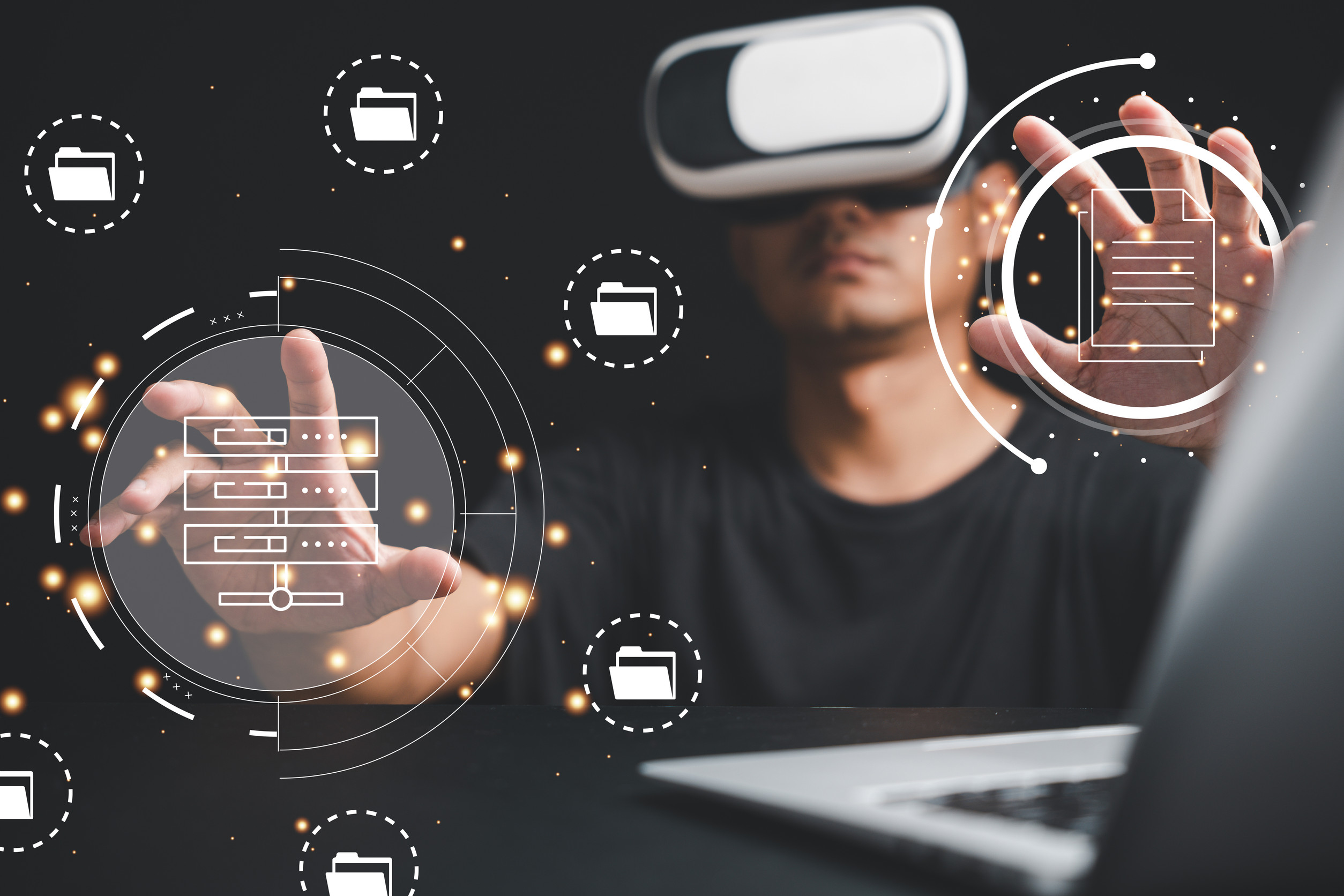 Bildmontage: Mann mit VR-Brille berührt die vor ihm eingeblendeten "Datei"-Icons.