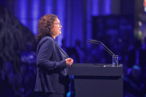 Andrea Nahles, Vorstandsvorsitzende der Bundesagentur für Arbeit, spricht auf einer Messebühne.